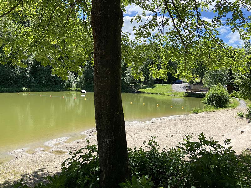 Der Mühlbacher Badesee in Eppingen in Baden-Württemberg