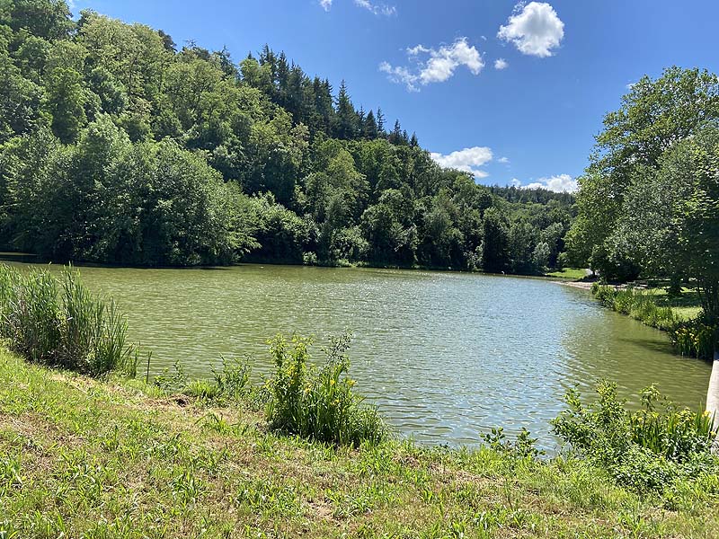 Der Mühlbacher Badesee in Eppingen in Baden-Württemberg