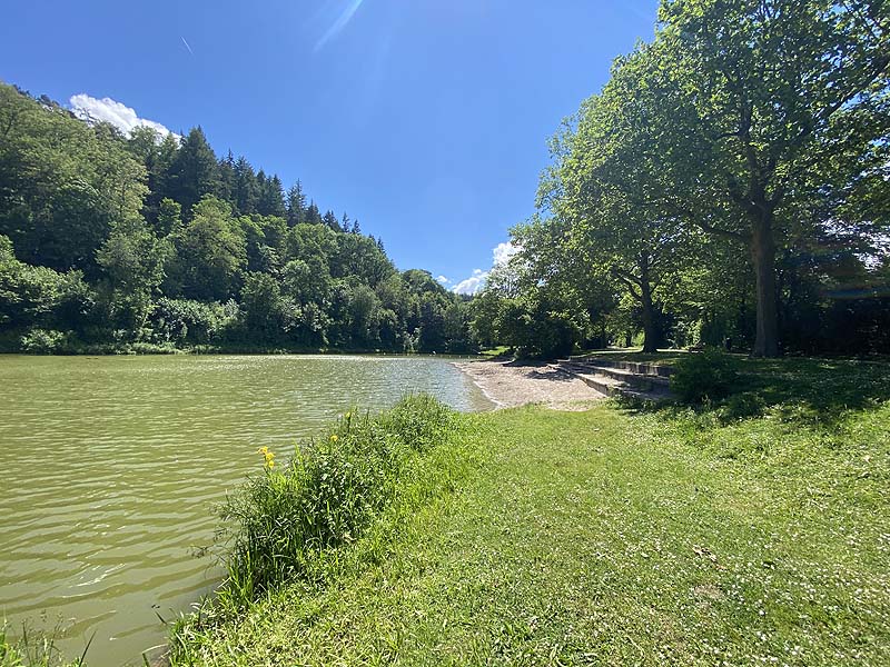 Der Mühlbacher Badesee in Eppingen in Baden-Württemberg