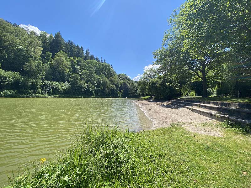 Der Mühlbacher Badesee in Eppingen in Baden-Württemberg