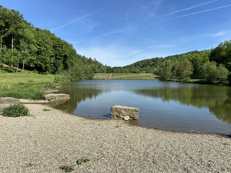 Der Badesee Münsterseen in Creglingen in Baden-Württemberg