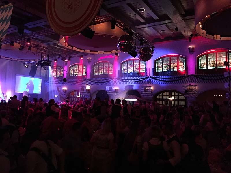 Die Nacht der Tracht im Löwenbräukeller in München