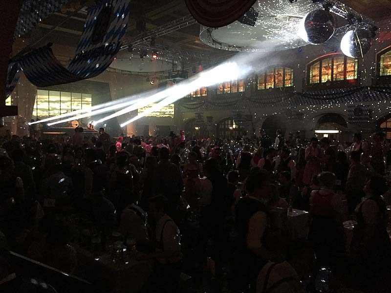 Die Nacht der Tracht im Löwenbräukeller in München