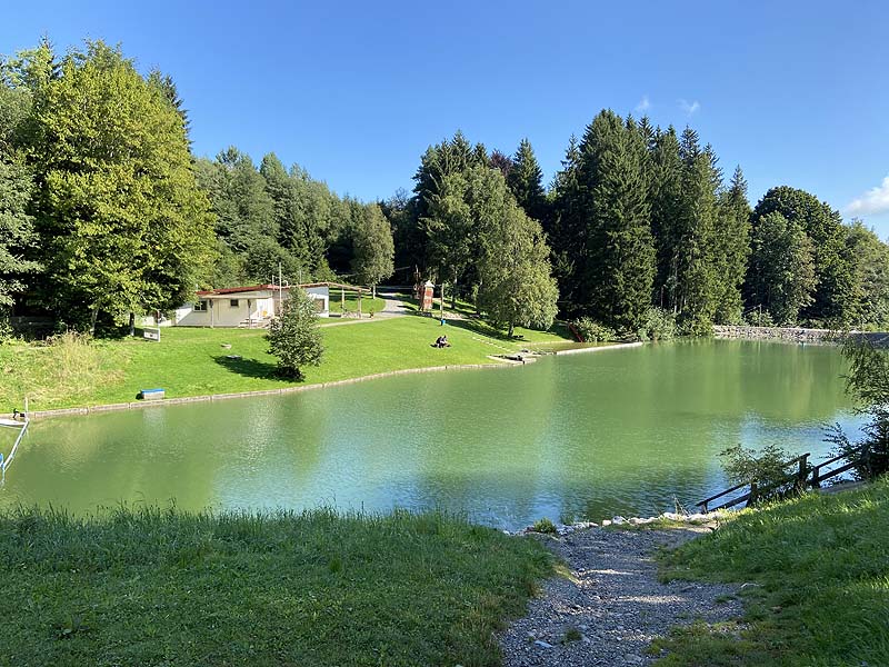 Der Badesee Naturbad Hagenmoos in Obergünzburg