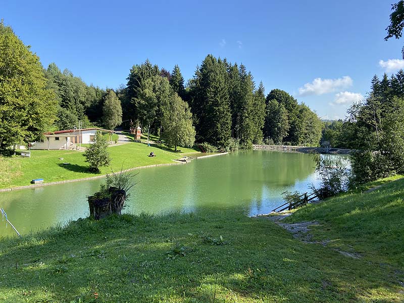 Der Badesee Naturbad Hagenmoos in Obergünzburg