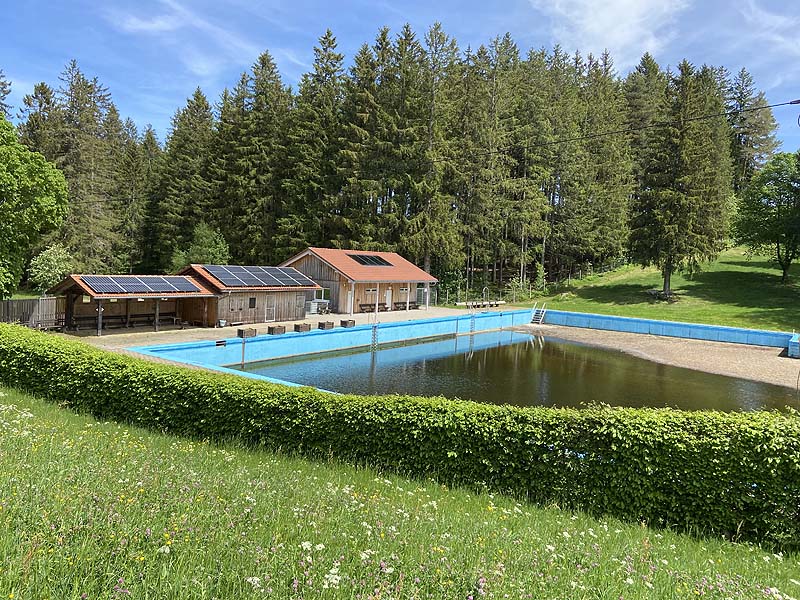 Der Badesee Naturfreibad Schonach in Baden-Württemberg