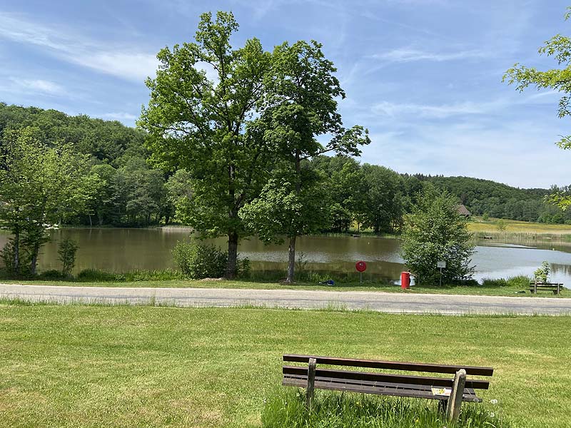 Der Badesee Neumühlsee in Waldenburg in Baden-Württemberg