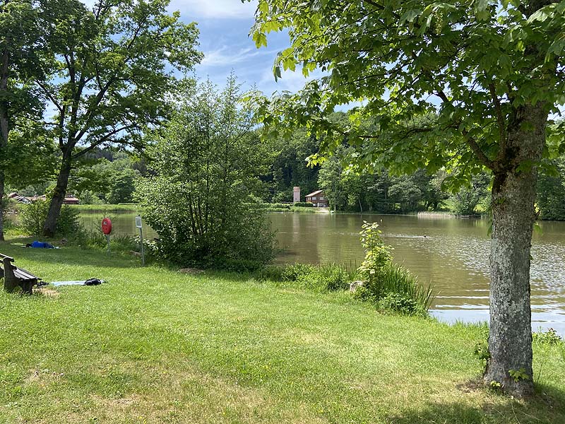 Der Badesee Neumühlsee in Waldenburg in Baden-Württemberg