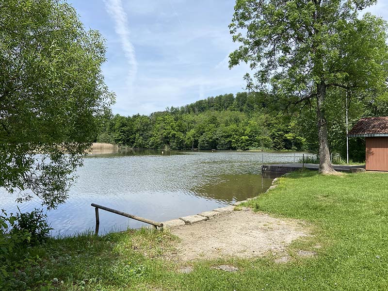 Der Badesee Neumühlsee in Waldenburg in Baden-Württemberg