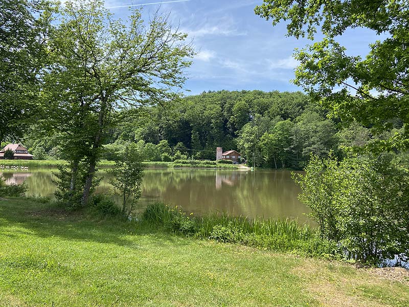 Der Badesee Neumühlsee in Waldenburg in Baden-Württemberg