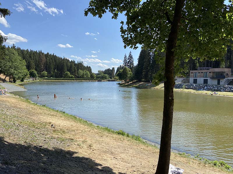 Der Badesee Ölschnitzsee in Steinbach am Wald