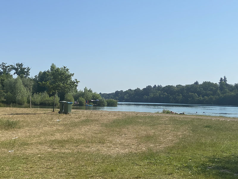 Der Badesee Opfinger Baggersee in Freiburg