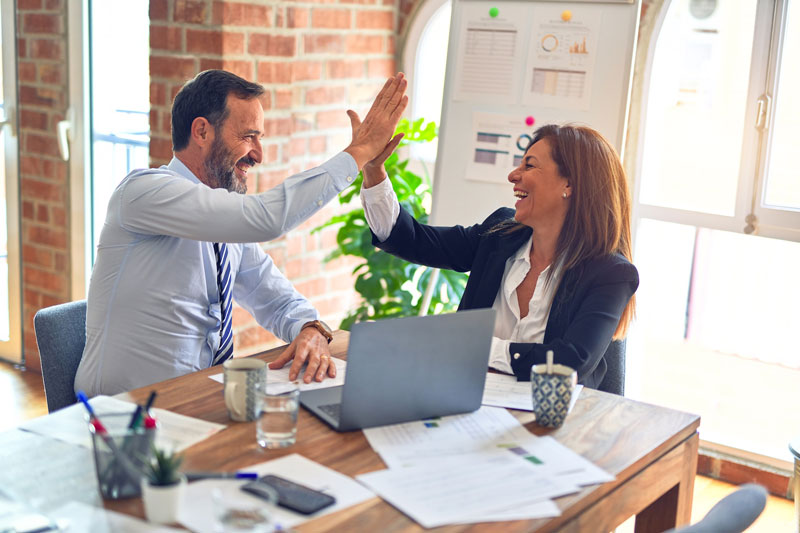 Mann und Frau am Arbeitstisch