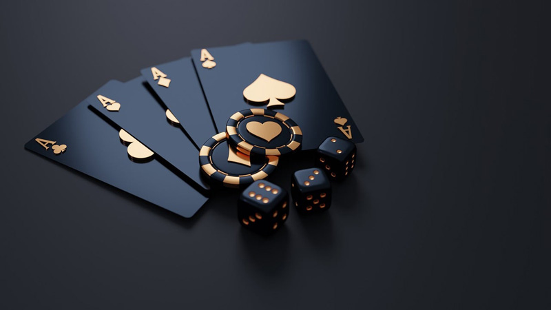 Schwarze Spielkarten und Würfel