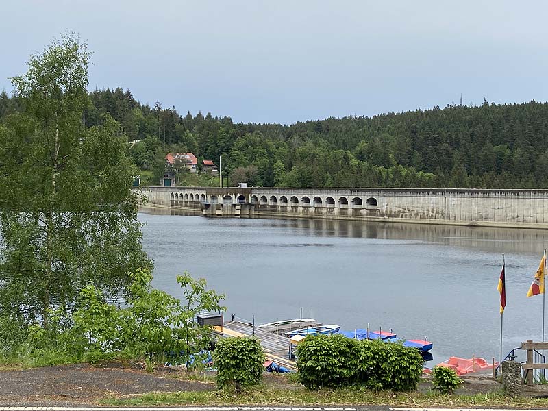 Der Badesee Schwarzenbach-Talsperre in Forbach in Baden-Württemberg