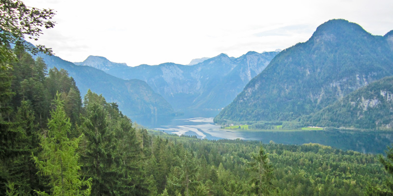 Der Hallstätter See bei Bad Goisern in Oberösterreich