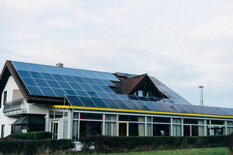 Solaranlage auf dem Dach eines Hauses