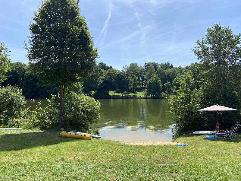 Der Badesee Sonnenbachsee in Ellwangen-Pfahlheim in Baden-Württemberg