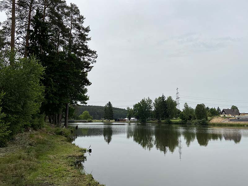 Der Badesee Sperlweiher in Moosbach