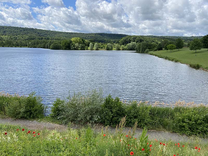 Der Badesee Ehmetsklinge in Zaberfeld in Baden-Württemberg