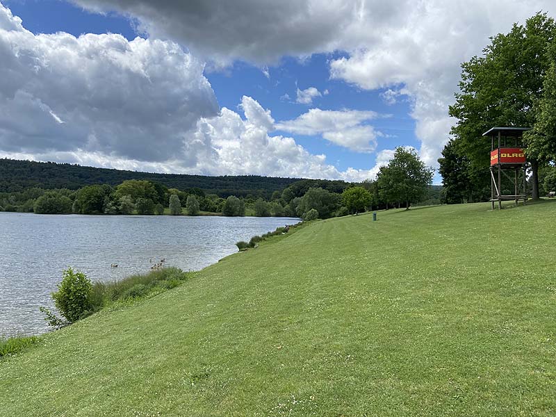 Der Badesee Ehmetsklinge in Zaberfeld in Baden-Württemberg