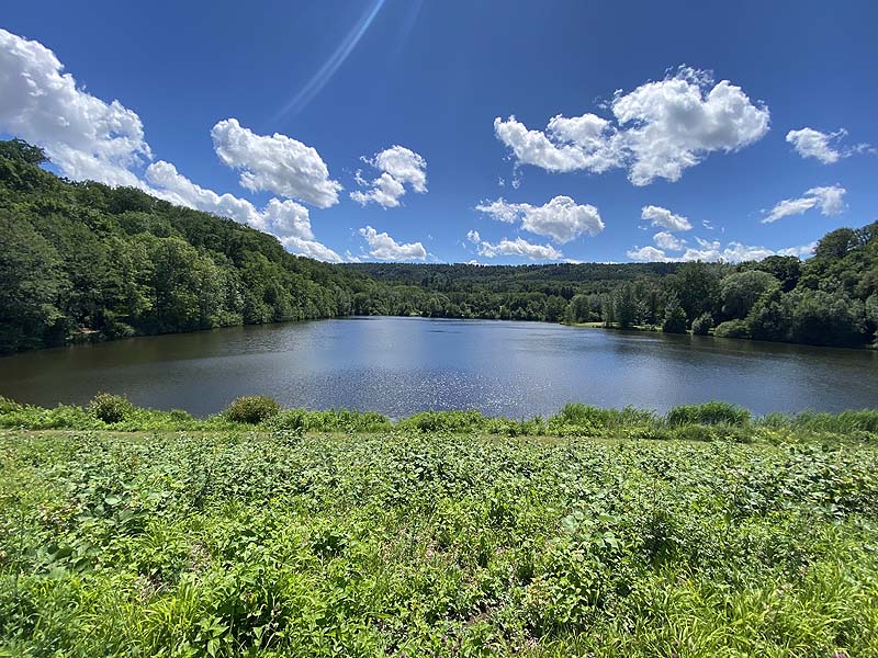Der Badesee Katzenbachsee in Pfaffenhofen in Baden-Württemberg