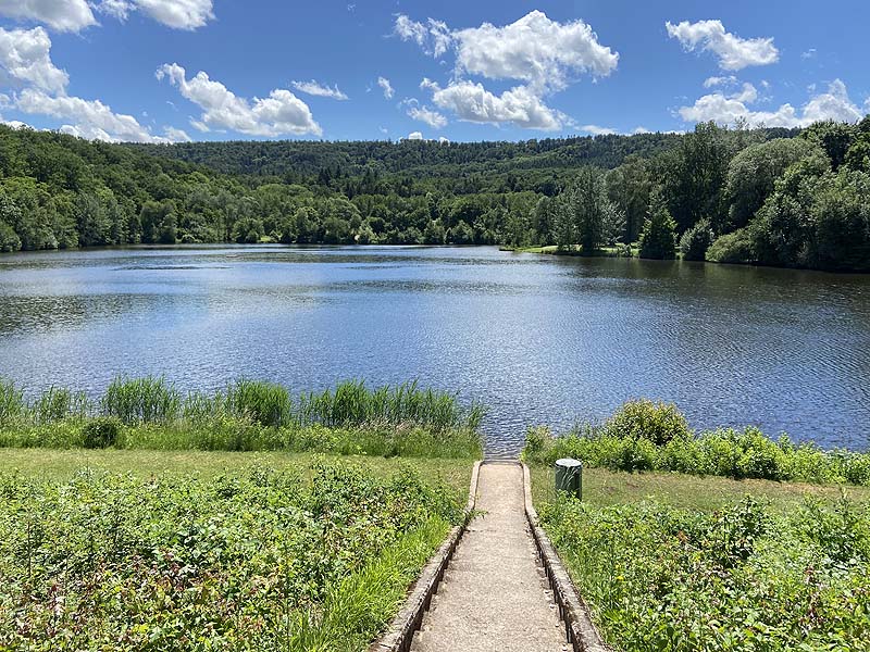 Der Badesee Katzenbachsee in Pfaffenhofen in Baden-Württemberg