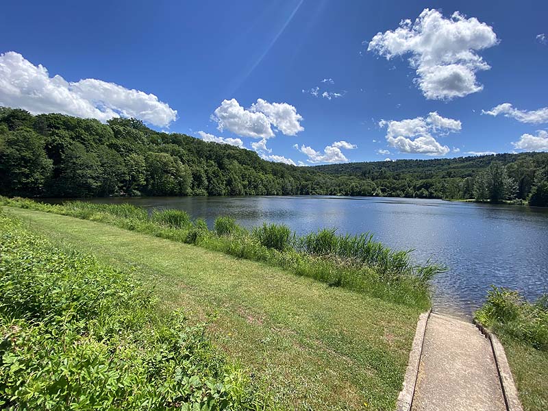 Der Badesee Katzenbachsee in Pfaffenhofen in Baden-Württemberg