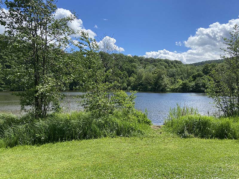 Der Badesee Katzenbachsee in Pfaffenhofen in Baden-Württemberg