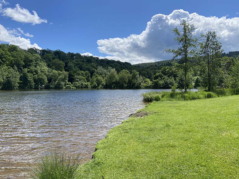 Der Badesee Katzenbachsee in Pfaffenhofen in Baden-Württemberg