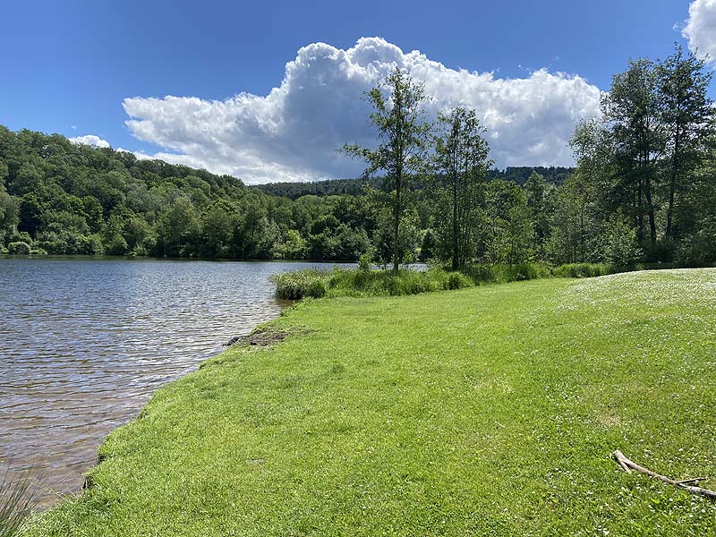 Der Badesee Katzenbachsee in Pfaffenhofen in Baden-Württemberg