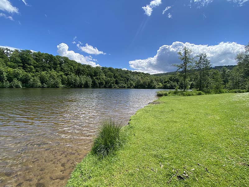 Der Badesee Katzenbachsee in Pfaffenhofen in Baden-Württemberg