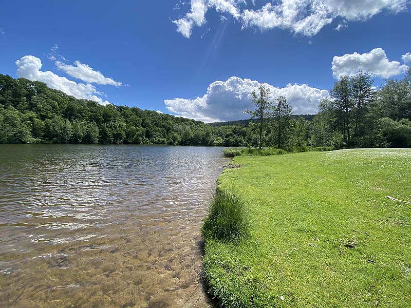 Der Badesee Katzenbachsee in Pfaffenhofen in Baden-Württemberg