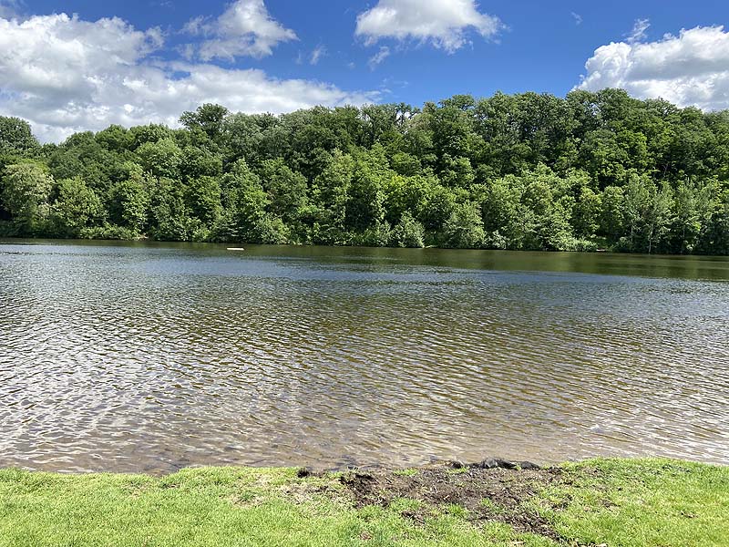 Der Badesee Katzenbachsee in Pfaffenhofen in Baden-Württemberg