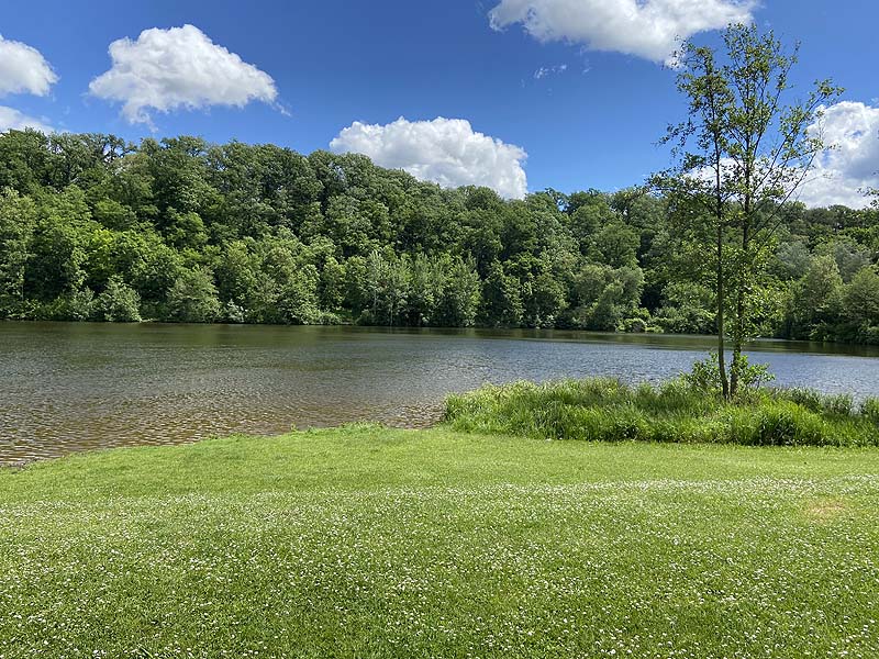 Der Badesee Katzenbachsee in Pfaffenhofen in Baden-Württemberg
