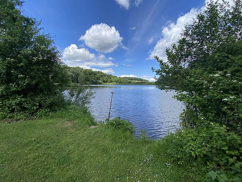 Der Badesee Katzenbachsee in Pfaffenhofen in Baden-Württemberg