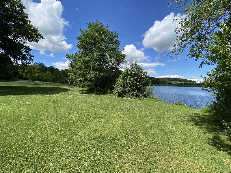 Der Badesee Katzenbachsee in Pfaffenhofen in Baden-Württemberg