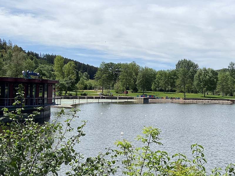 Der Badesee Naturstrandbad Klosterweiher in St. Georgen in Baden-Württemberg