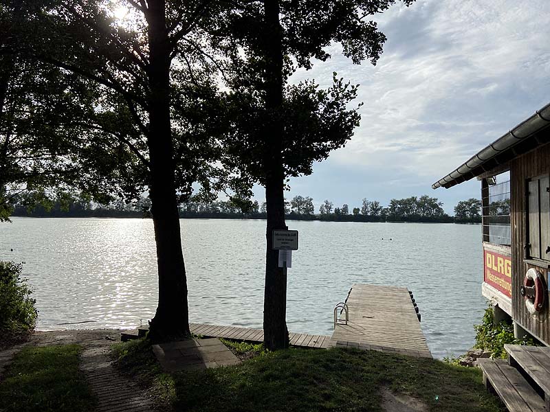 Der Badesee Thenner Weiher in Thenn im Landkreis Erding