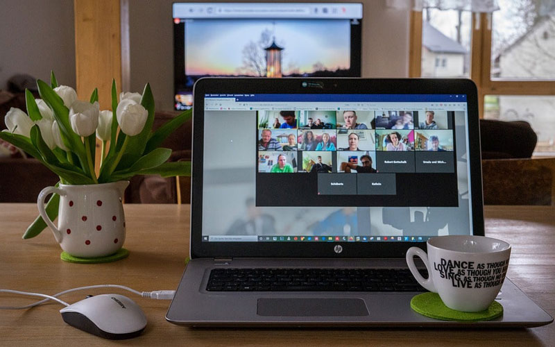 Laptop mit Kaffeetasse