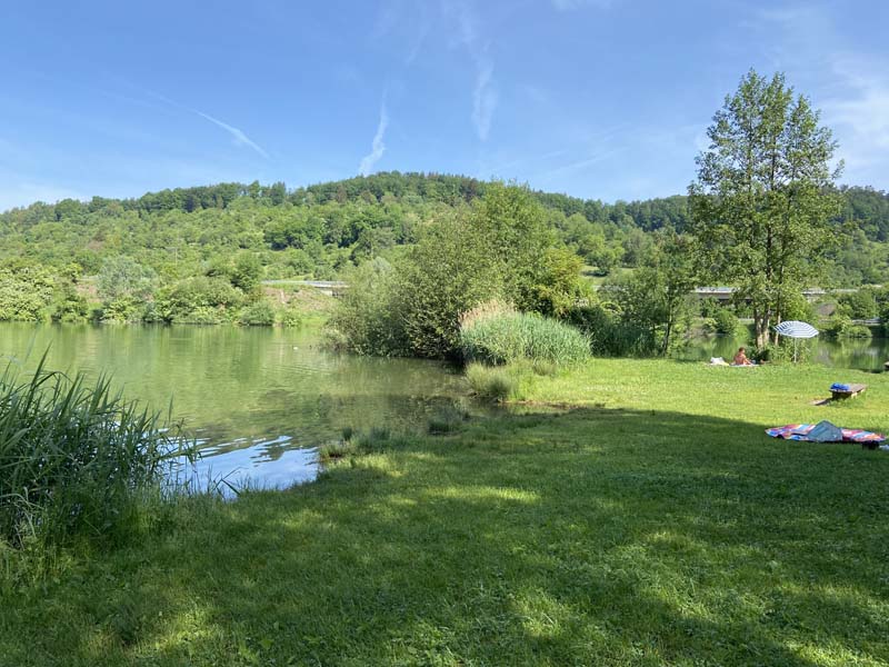 Der Waldhäuser Badesee in Lorch-Waldhausen in Baden-Württemberg