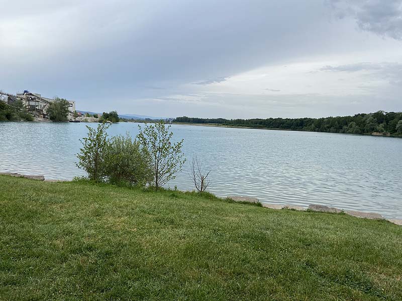 Der Badesee Waldmattensee in Lahr in Baden-Württemberg