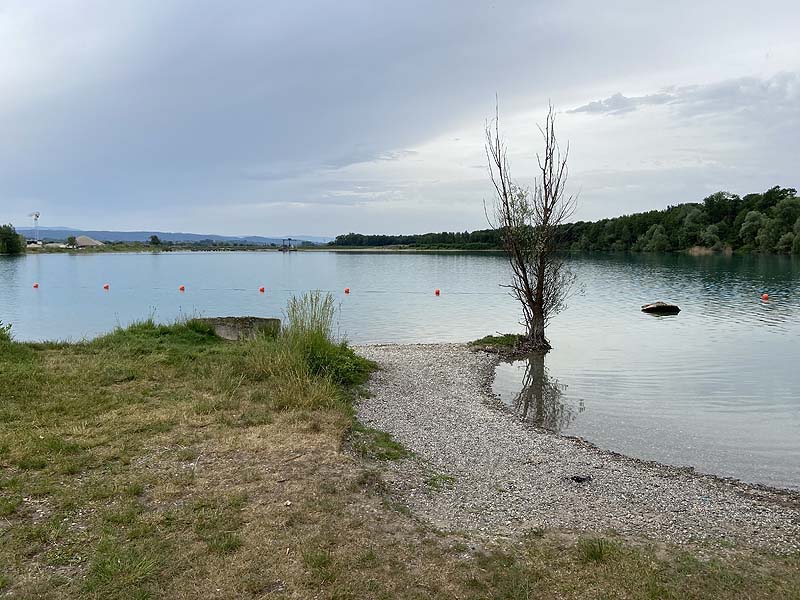 Der Badesee Waldmattensee in Lahr in Baden-Württemberg