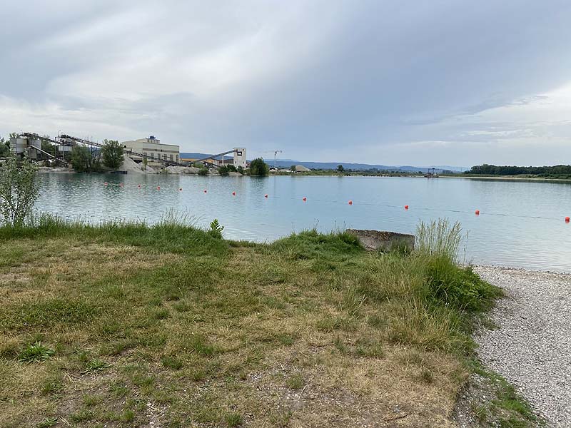 Der Badesee Waldmattensee in Lahr in Baden-Württemberg